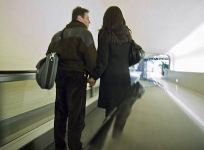 Marcos y Laura, a su  llegada a París, en el aeropuerto Charles de Gaulle.