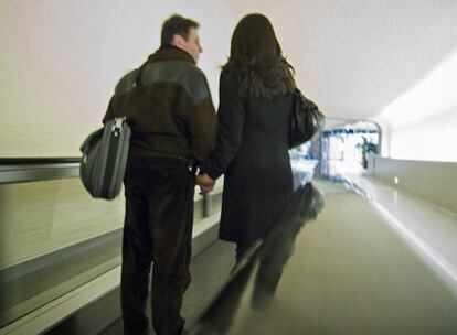 Marcos y Laura, a su llegada a París, en el aeropuerto Charles de Gaulle.