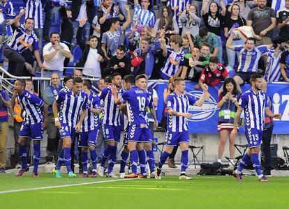 Jugadores del Deportivo Alavés celebran el primer gol al Real Madrid en el estadio de Mendizorroza, en Vitoria.