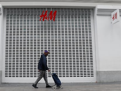 Una tienda de H&M en Madrid, cerrada durante el periodo de confinamiento por el Covid-19.