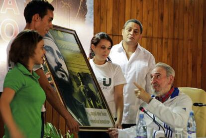 Fidel Castro durante su discurso ante estudiantes para celebrar el 65º aniversario de sus inicios como estudiante universitario.