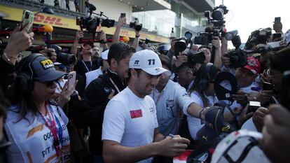 Checo Pérez atiende a los aficionados mexicanos en el Autódromo Hermanos Rodríguez, antes del Gran Premio de México.