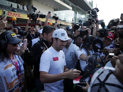 Checo Pérez atiende a los aficionados mexicanos en el Autódromo Hermanos Rodríguez, antes del Gran Premio de México.