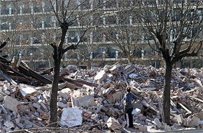 Una persona contempla un enorme montón de runa en los antiguos cuarteles de Sant Andreu, ayer.