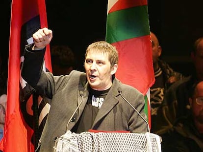 Otegi, en el mitin de Anoeta de noviembre de 2004.