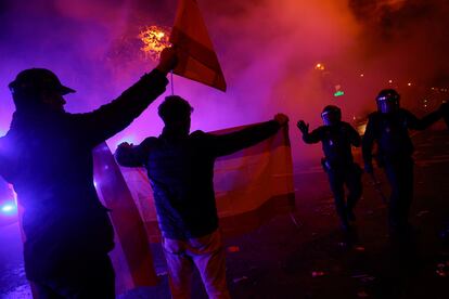 Participantes en la protesta contra la amnistía por el centro de Madrid, este martes. 