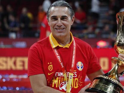 Sergio Scariolo, entrenador de la selección española de baloncesto, con la copa del mundo 