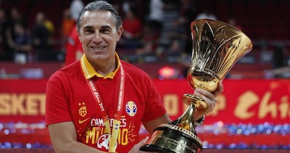 Sergio Scariolo, entrenador de la selección española de baloncesto, con la copa del mundo 