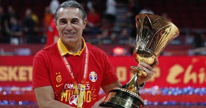 Sergio Scariolo, entrenador de la selección española de baloncesto, con la copa del mundo