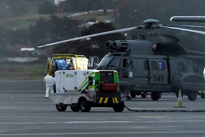 El helicóptero del Servicio Aéreo de Rescate que ha trasladado a los tres inmigrantes supervivientes de un cayuco localizado este lunes al suroeste de El Hierro.