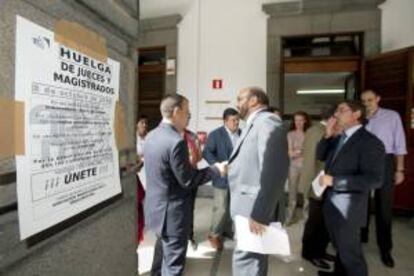 Un grupo de jueces durante una jornada de huelga en Las Palmas. EFE/Archivo