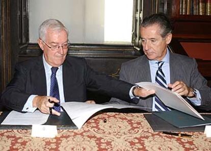 El director de la RAE, Víctor García de la Concha (a la izquierda), y el presidente de Caja Madrid, Miguel Blesa.