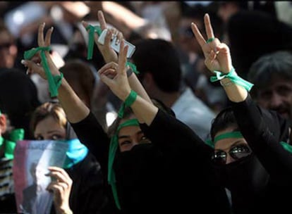Partidarios del líder reformista Mir Hosein Musaví se manifiestan ayer en Teherán.