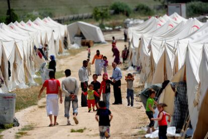 Refugiados sirios caminan por el campo de la Media Luna Roja en Boynuyogun, en la provincia turca de Hatay.