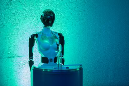 Las conferencias del foro han estado moderadas por Anuva, un robot con inteligencia artificial. En la imagen, Anuva durante el foro en Ciudad de México. 