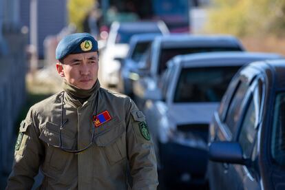 Un guardia fronterizo mongol inspeccionaba los vehículos que llegaban desde Rusia, el 25 de septiembre en Altanbulag.
