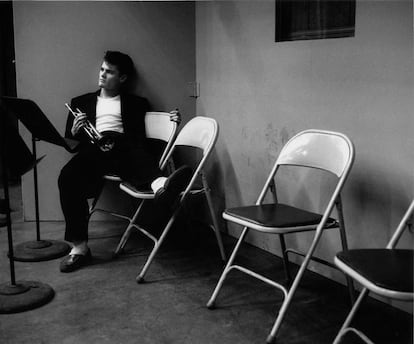 Chet Baker. El lado más 'cool'.

	En el apartado musical y género jazzístico de los bellos tenebrosos y ángeles caídos, Chet Baker no tuvo rivales. Como Dean, comparte su estatus de mito e icono; como el protagonista de Rebelde sin causa, destila belleza y dolor. Hasta podemos soñar con un James Dean cantando My Funny Valentine.