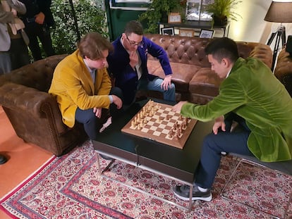 El alemán Keymer, el estadounidense Caruana (ambos a la izquierda) y el uzbeko Abdusattórov analizan la posición inicial de la jornada de este miércoles en el torneo Weissenhaus