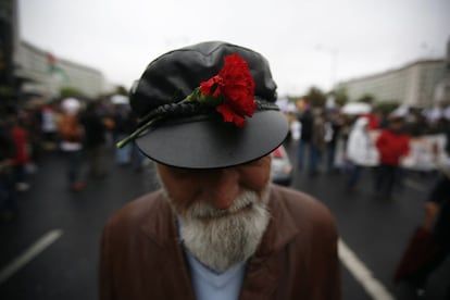 El clavel rojo, símbolo de la Revolución, no ha faltado entre los asistentes.