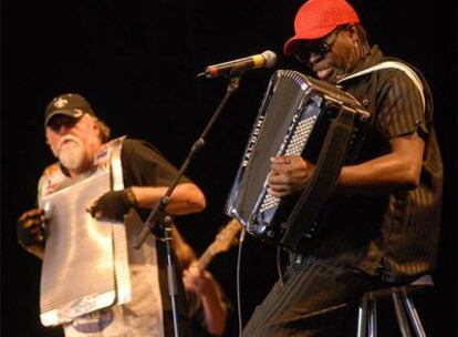 El cantante y acordeonista Clayton Joseph Chenier, junto a un percusionista durante su actuación en el teatro Conde Duque.