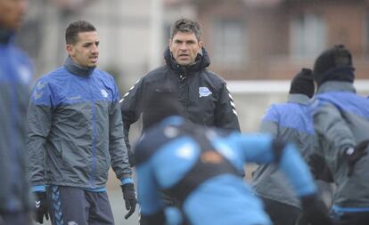 Mauricio Pellegrino dirige el entrenamiento del Alavés antes de recibir al Atlético.