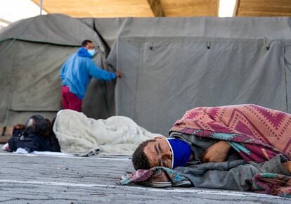 Una persona sin hogar en un albergue de Ciudad del Cabo (Suráfrica)