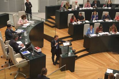 El alcalde, José Luis Martínez-Almeida, en el pleno del Ayuntamiento.