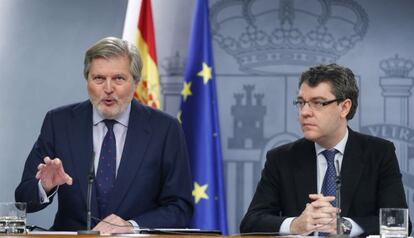 El portavoz del Ejecutivo, Iñigo Méndez de Vigo, acompañado del ministro de Energía, Álvaro Nadal.