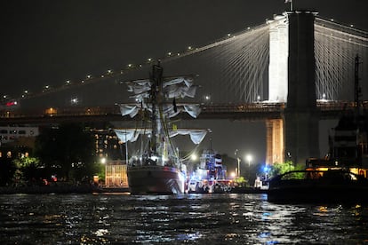 El buque ‘Cuauhtémoc’ en el East River en Nueva York el 17 de mayo 2025. 