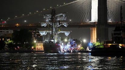 El buque ‘Cuauhtémoc’ en el East River en Nueva York el 17 de mayo 2025.