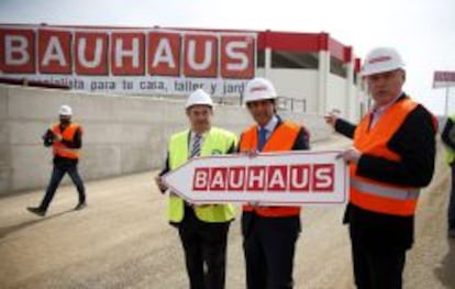 Bart Ginneberge, director general de Bauhaus Espa&ntilde;a, el primero por la derecha, en el centro del grupo en Paterna.