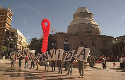 Una barrera humana retrató ayer con mimo en la plaza de la Virgen de Valencia la ceguera y la sordera de la sociedad ante el sida.