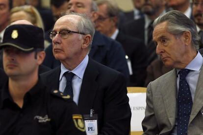 Los expresidentes de Caja Madrid Miguel Blesa y Rodrigo Rato, hoy durante el juicio por las tarjetas 'black'.