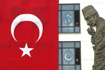 Una bandera turca adorna un hospital de Estambul ante una estatua de Kemal Atatürk, fundador del Estado.