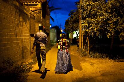 Estrella e sua mãe se dirigem à festa de aniversário de uma outra muxe. Estrella teve de abandonar a escola ainda muito pequena para ajudar a mãe no mercado. Andam sempre juntas. Ela concebe os bordados usados nos trajes tradicionais e se encarrega das bordadeiras. Também é professora de dança em uma escola primária e dá aulas particulares para as danças em festas de debutantes (rito de passagem de menina a mulher, aos 15 anos, na cultura latina). 