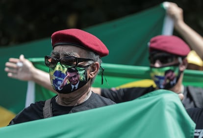 Seguidores del presidente Jair Bolsonaro en una concentración en apoyo a su Gobierno este miércoles en Río de Janeiro.