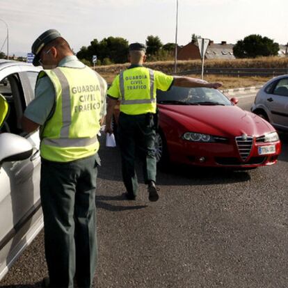 Dos guardias civiles en un control en la provincia de Madrid.