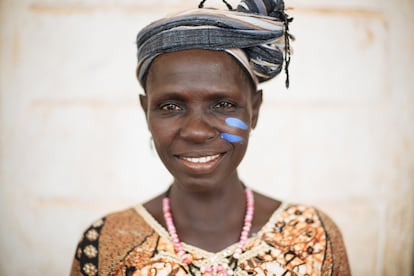 Mammy Simity fue una 'sowei', practicante de la mutilación genital femenina. Su hija Marie, de 15 años, se negó a ser sometida a ella y se ha convertido en una líder de su comunidad en contra de esta práctica. Gracias al activismo de su hija, Mammy lleva dos años sin intervenir a ninguna otra niña. Ella fue sometida al ritual cuando era una niña. “En ese momento estaba dispuesta a pasar por el proceso porque, según nuestra tradición, no eres una mujer completa hasta que no has sido iniciada en la sociedad Bondo”. Tras dar a luz a sus dos primeros hijos, Mammy Simmity se convirtió en 'sowei', lo que para ella fue todo un “honor”. “Por aquel entonces, los niños eran los únicos que podían ir a la escuela. Las niñas tenían que ayudar a sus madres en casa y en la granja. Estoy muy orgullosa y feliz con lo que está haciendo mi hija. Si ella está en contra, está bien. Es su propia elección".