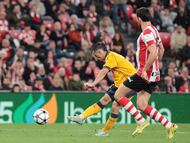 Alfon (izquierda) dispara para marcar el segundo gol del Villarreal ante el Athletic.