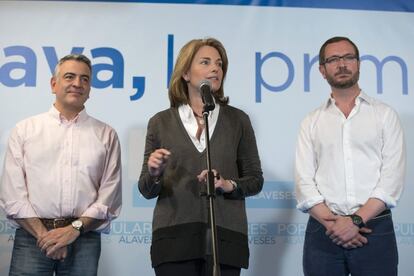 La presidenta del PP del País Vasco, Arantza Quiroga, acompañada por otros miembros de la formación, tras conocer los resultados en las elecciones municipales.