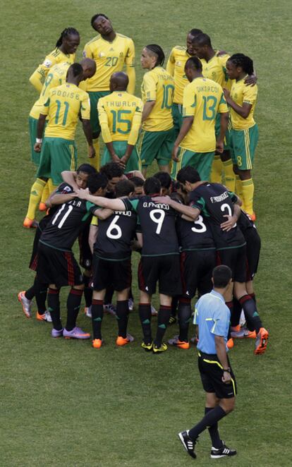 Los equipos de Sudáfrica y de México se reúne antes de empezar el primer partido del campeonato.