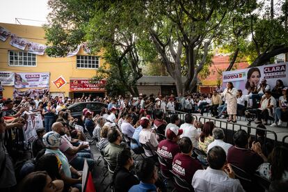 Clara Brugada da un discurso a sus simpatizantes en la alcaldía Azcapotzalco.