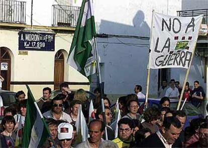 Un momento de la manifestación en contra de la guerra de Irak ayer en El Arahal.