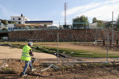 Un operario realiza tareas de limpieza en el campo de fútbol de Benamargosa.
