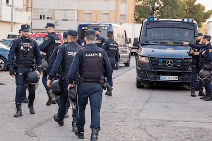 Agentes de la Policía Nacional, este viernes en la barriada de Las Tres Mil Viviendas de Sevilla.