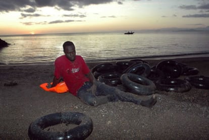 Uno de los inmigrantes subsaharianos que logró entrar en Ceuta a nado ayer en la playa del Tarajal.