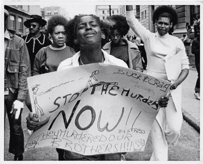 Imagen de las manifestaciones en Beaubien Street 1971. Positivación rallo de tinta pigmentaria, 2016. Jeu de Paume – Joseph A. Labadie Collection, Special Collections Library, University of Michigan, Estados Unidos.