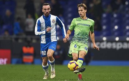 Canales toca el balón ante Darder.