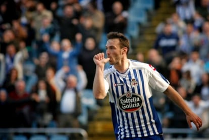 Xisco, centrocampista del Deportivo, celebra el segundo gol del conjunto gallego.