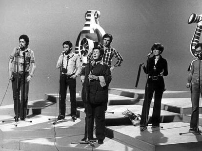 El grupo Mocedades, con la vocalista Amaya Uranga en primer plano, durante una actuación.